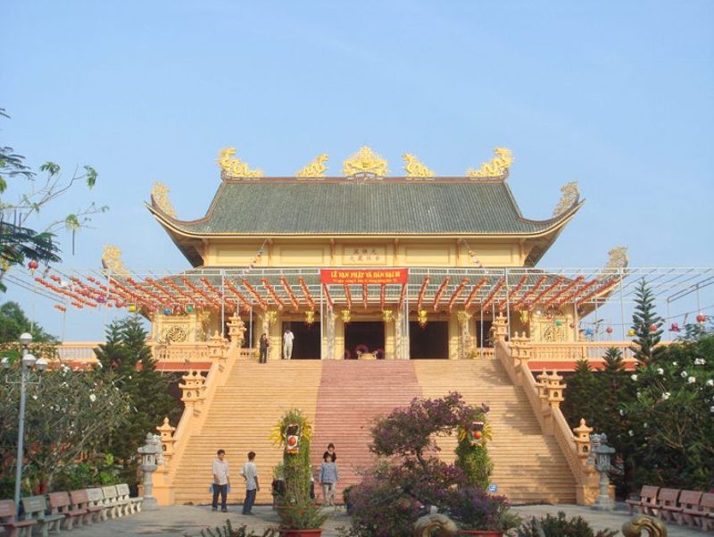 Cảnh quan tháp Đa Bảo tại chùa Phật Quang