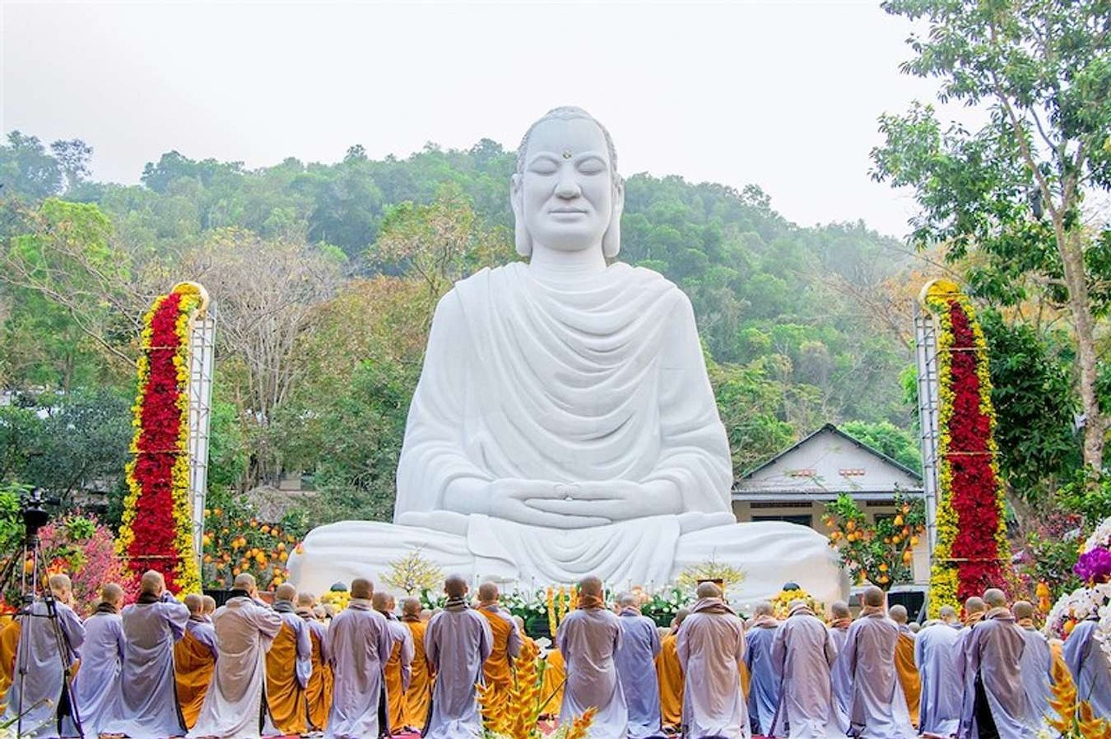 Cảnh sắc trang nghiêm tại lễ Phật Đản