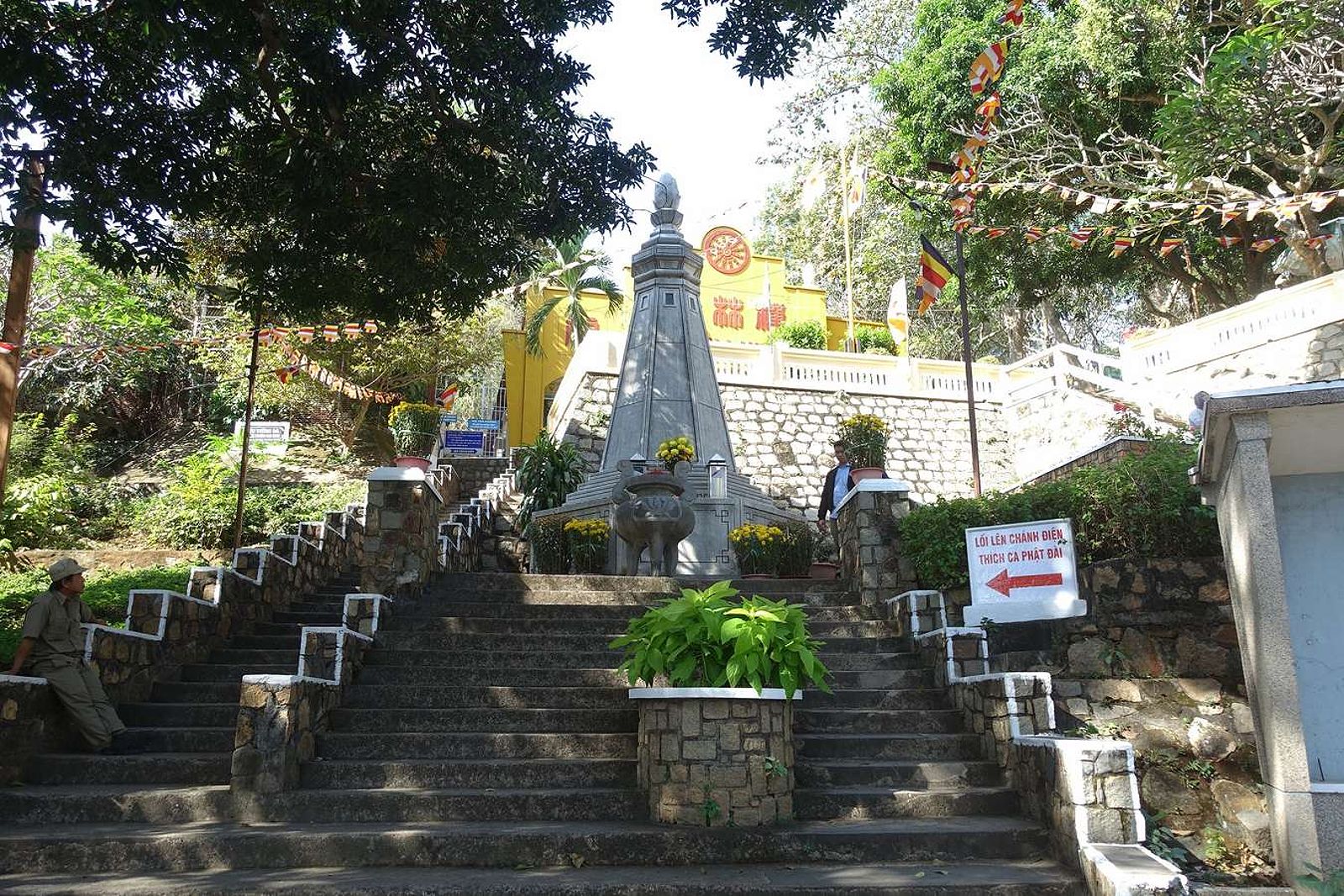 Cổng chính vào quần thể Thích Ca Phật Đài