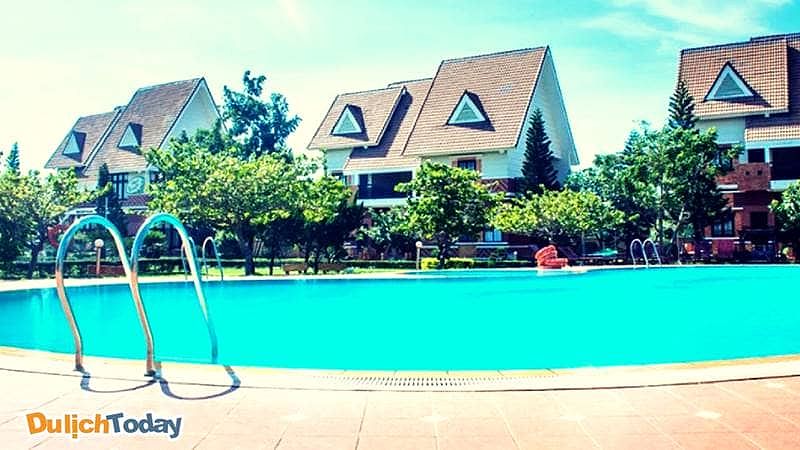 Hồ bơi trong Resort Lotus Vũng Tàu rộng, thoáng, sạch khiến cho du khách có những phút giây thực sự thư giãn dưới làn nước trong xanh