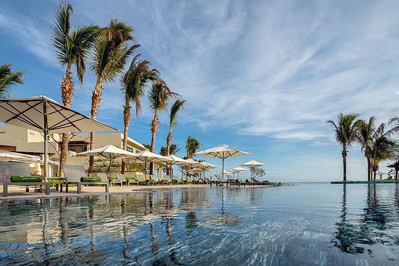 Hồ bơi vô cực tại Melia Hồ Tràm Beach Resort