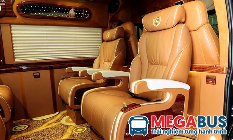 Không gian bên trong limousine Phương Trang