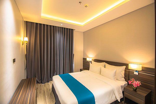 Khu vực bể bơi vô cực của The Cap Hotel