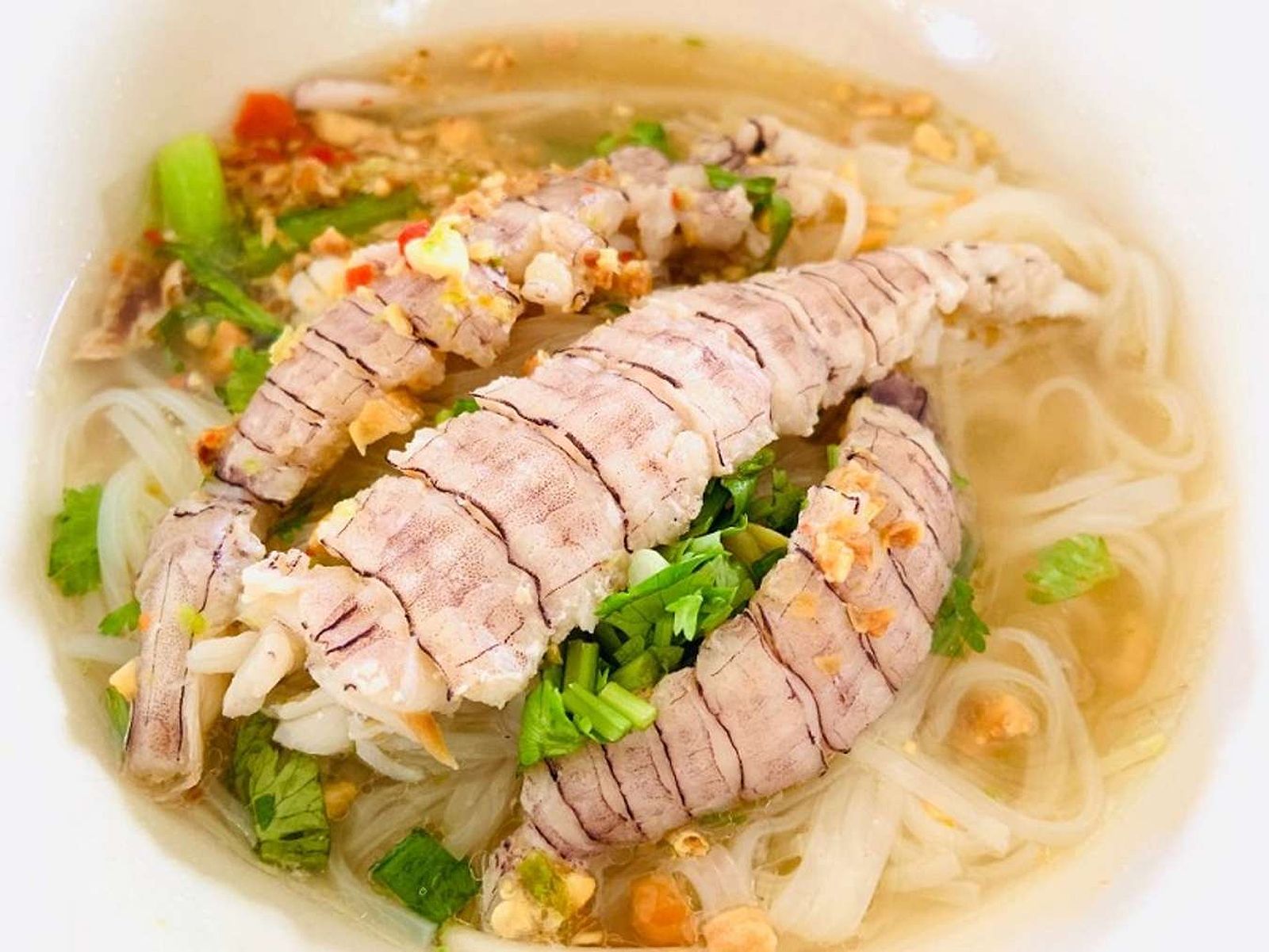 Khung cảnh hùng vĩ Hòn Bà