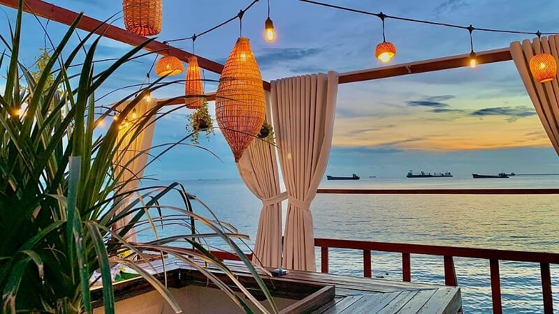 Quán cafe Beach Stop Lounge Cafe với không gian sát biển