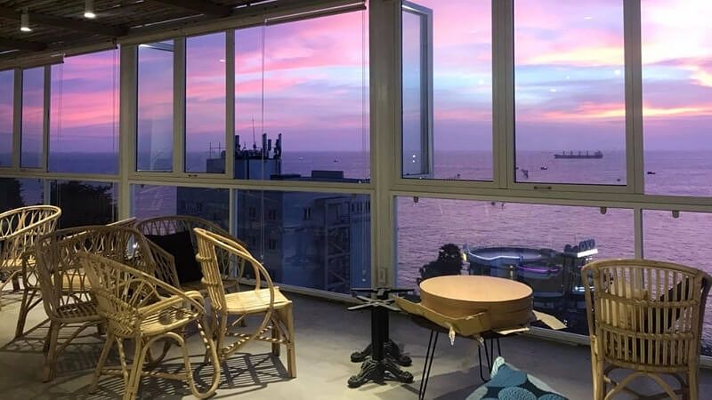 Quán cafe Lightroom Coffee Studio với view biển tuyệt đẹp