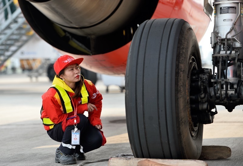 Vì sao máy bay Vietjet bị rơi bánh?