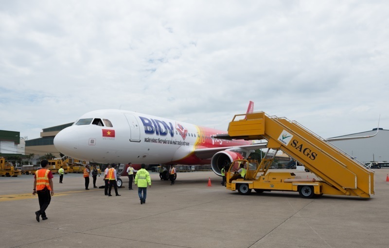 Máy bay Vietjet tai nạn móp đầu